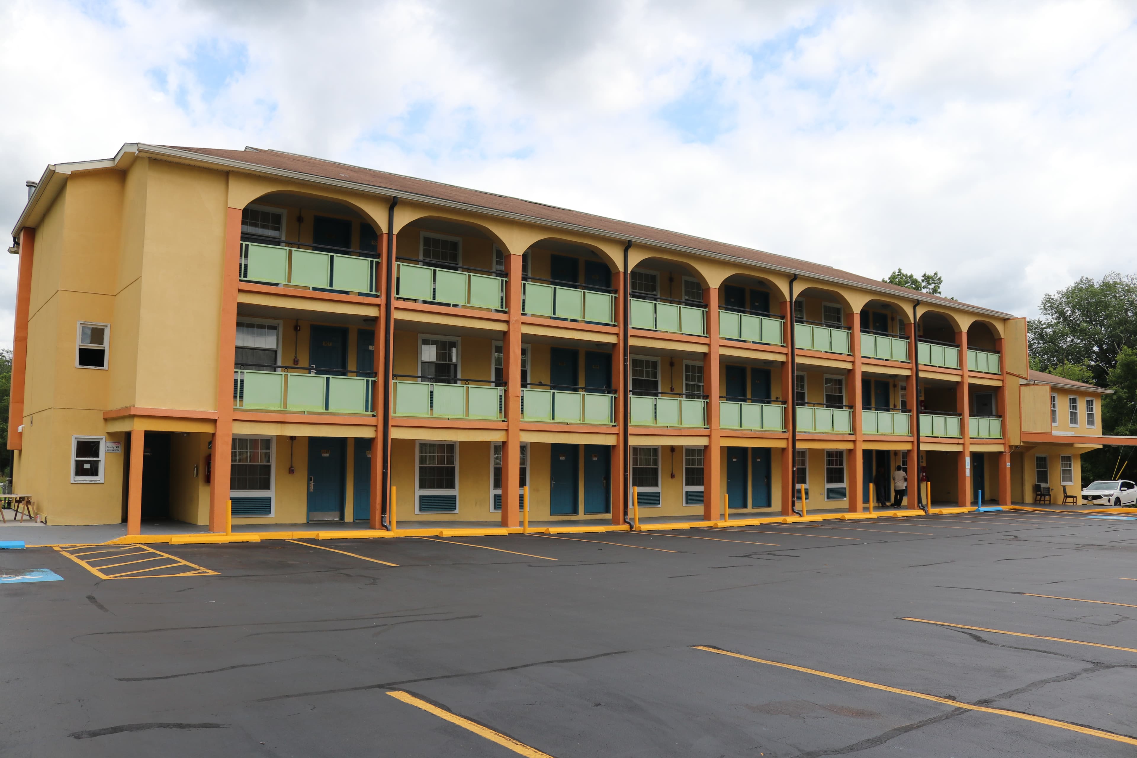 Plum Tree Inn motel exterior and free parking lot in Williamstown, NJ